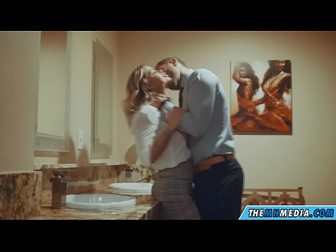 ❤️ Meta blonda busty seduces f'kamra tal-banju pubbliku ❌ Porn anali f'mt.hentai-id-tv.ru ﹏